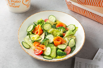 Зеленый салат с лососем