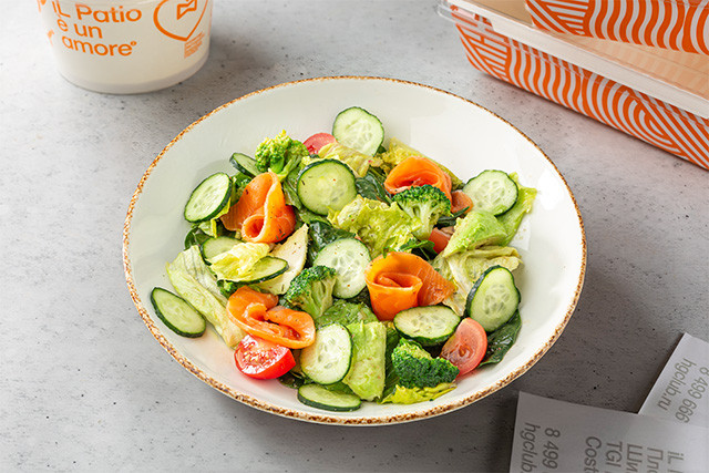 Зеленый салат с лососем