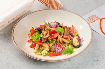 Запеченные овощи с фреголой и соусом песто